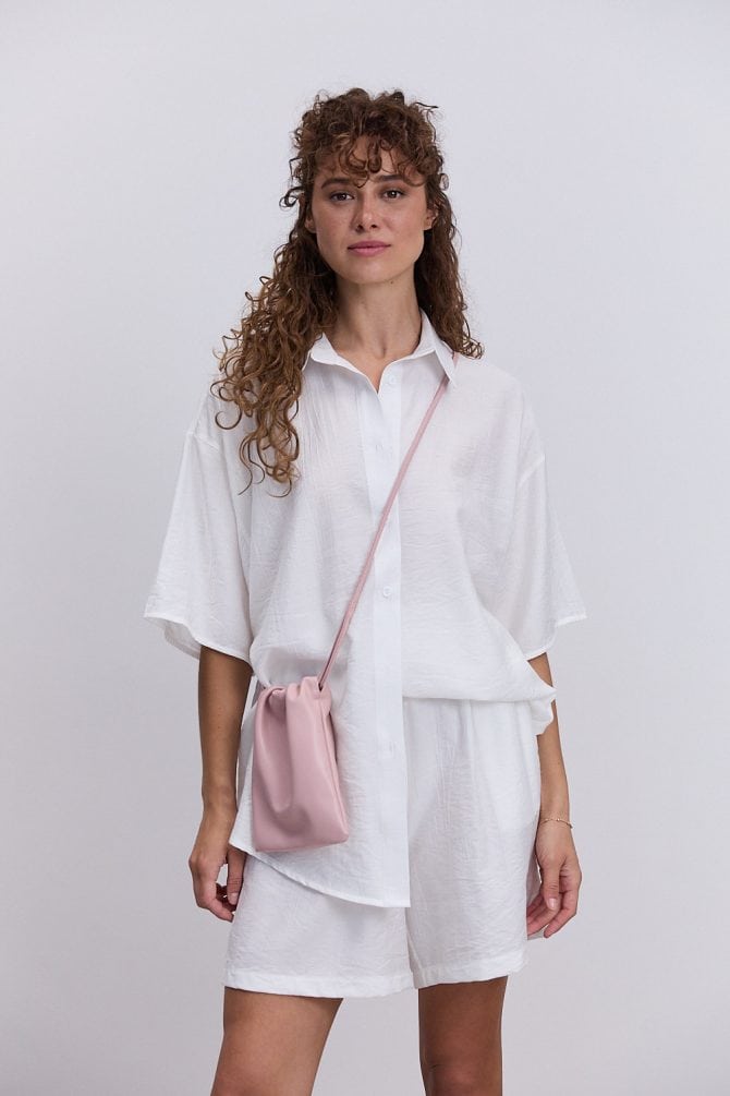 Жіночий літній костюм з шортами та сорочкою з короткими рукавами молочний