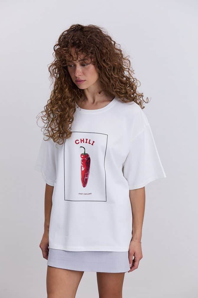 Жіноча футболка oversize молочна з принтом CHILI