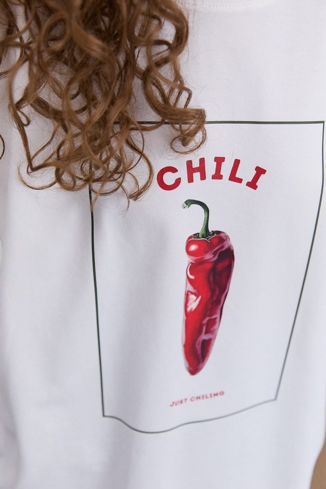 Жіноча футболка oversize молочна з принтом CHILI