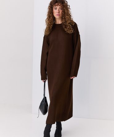 В`язана довга сукня oversize шоколадного кольору