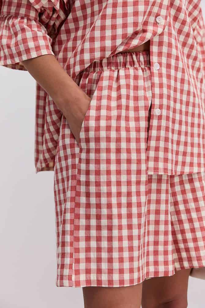 Літній жіночий костюм з шортами і блузою темно-молочний в червону клітинку