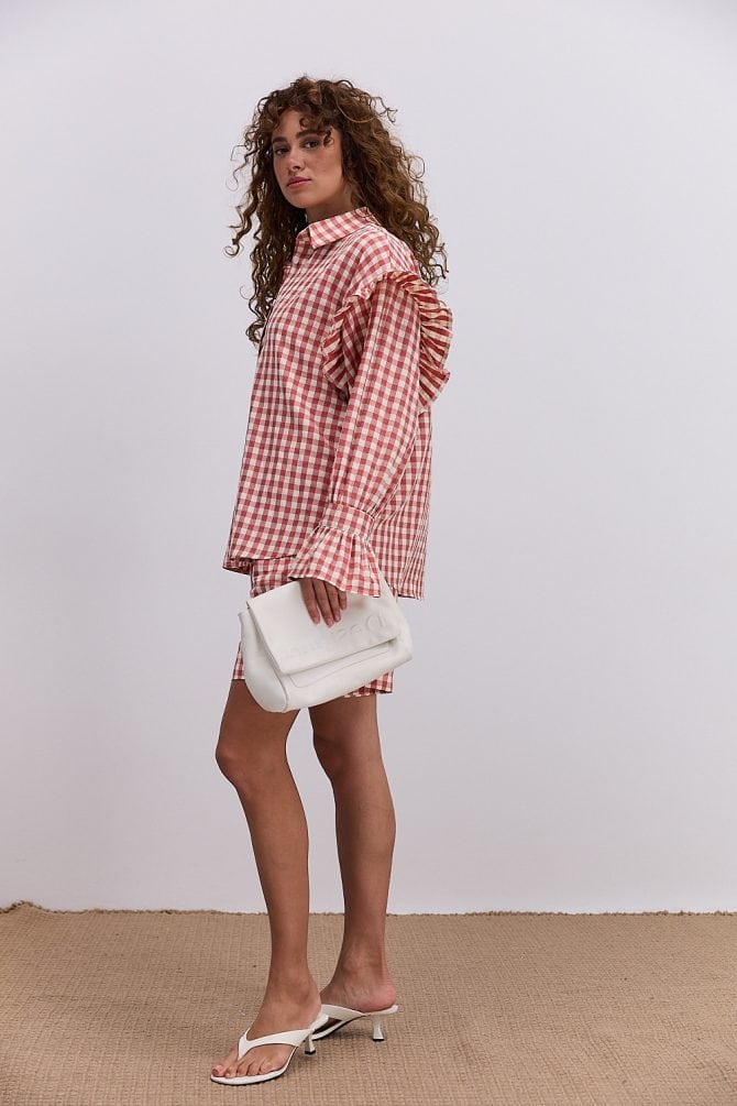 Літній жіночий костюм з шортами і блузою темно-молочний в червону клітинку