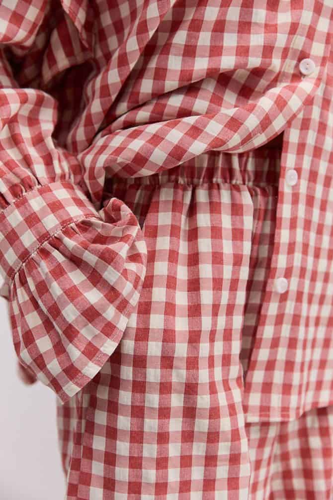 Літній жіночий костюм з шортами і блузою темно-молочний в червону клітинку