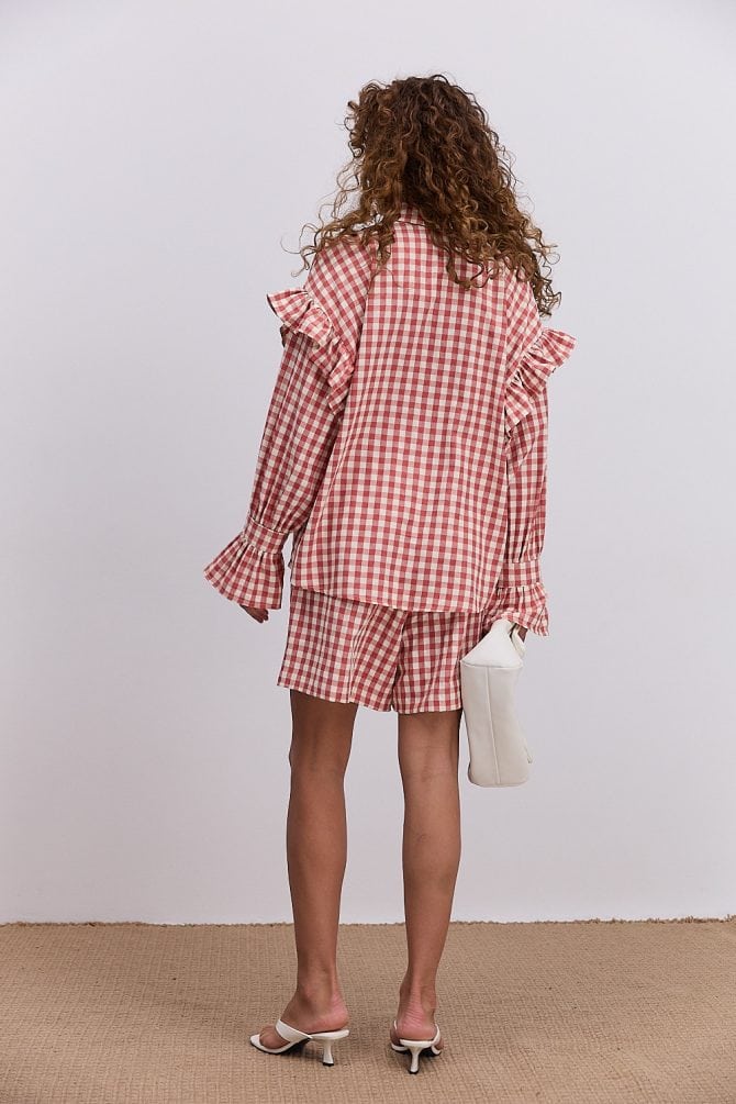 Літній жіночий костюм з шортами і блузою темно-молочний в червону клітинку