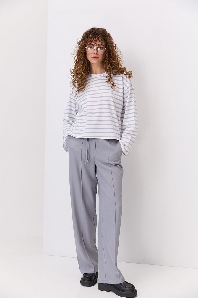 Жіночий лонгслів oversize молочний в сіру смужку