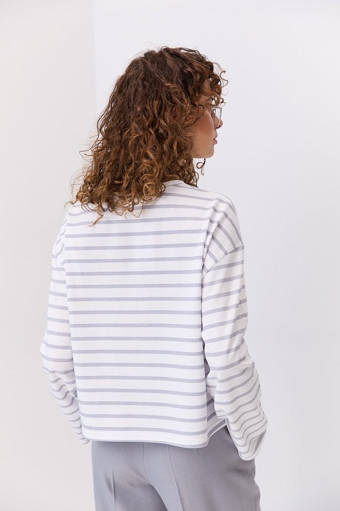 Жіночий лонгслів oversize молочний в сіру смужку