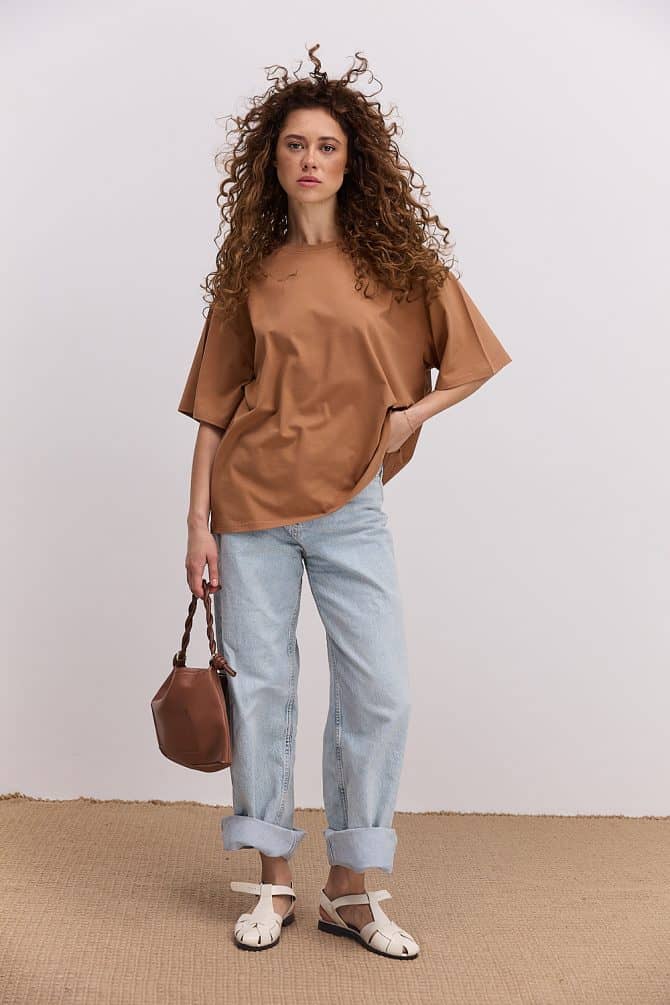 Жіноча oversize футболка шоколадного кольору