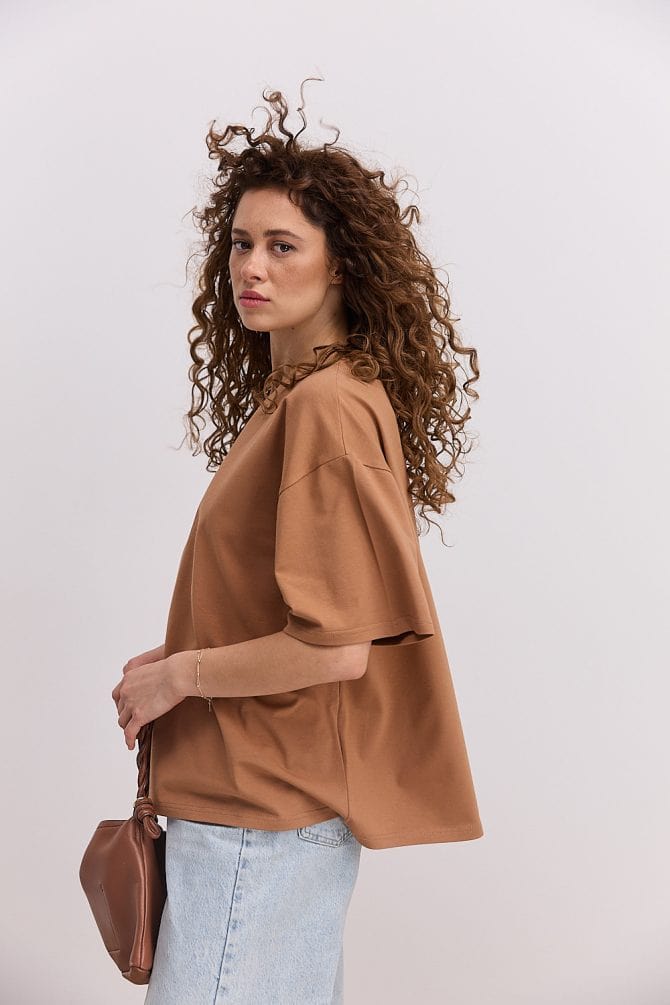 Жіноча oversize футболка шоколадного кольору