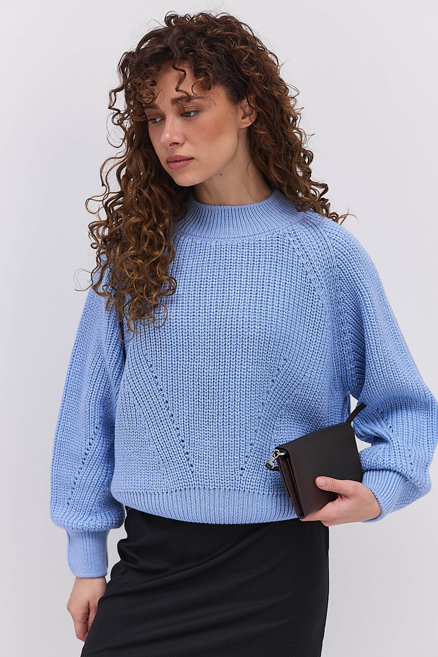 Жіноча в`язана кофта світло-блакитна з рукавами-регланами