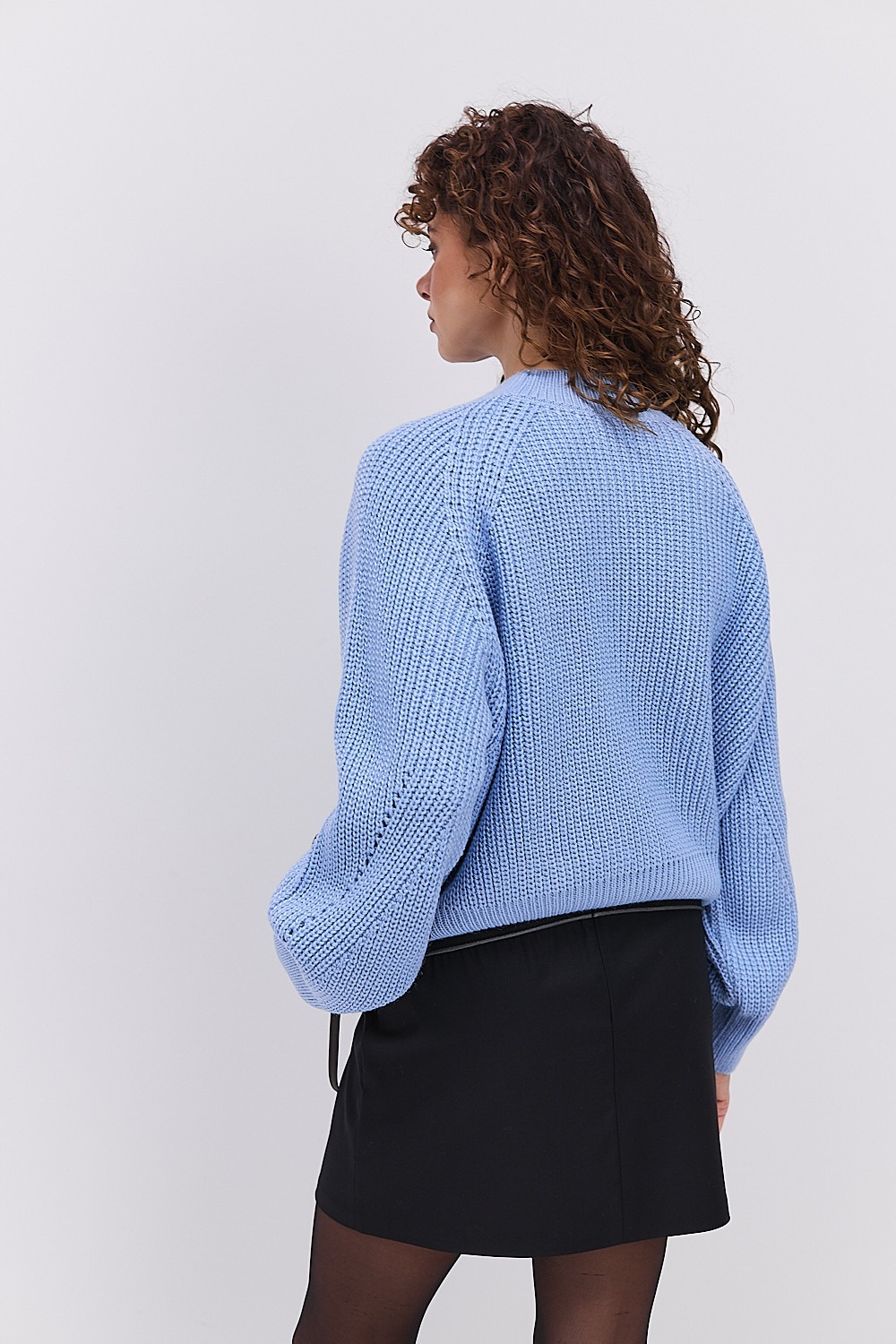 Жіноча в`язана кофта світло-блакитна з рукавами-регланами