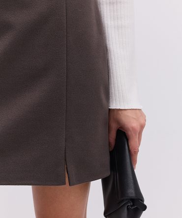 Коротка кашемірова спідниця темно-кавова з розрізом на нозі
