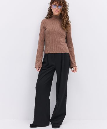 Жіночий лонгслів в рубчик коричневий з коміром-стійкою