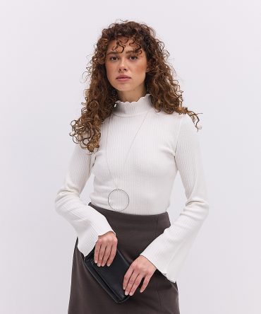 Жіночий лонгслів в рубчик молочний з коміром-стійкою