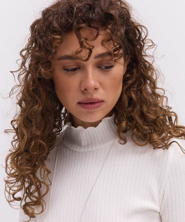 Жіночий лонгслів в рубчик молочний з коміром-стійкою