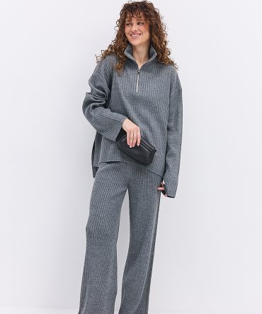 Жіночий в`язаний костюм сірий з кофтою на блискавці вгорі
