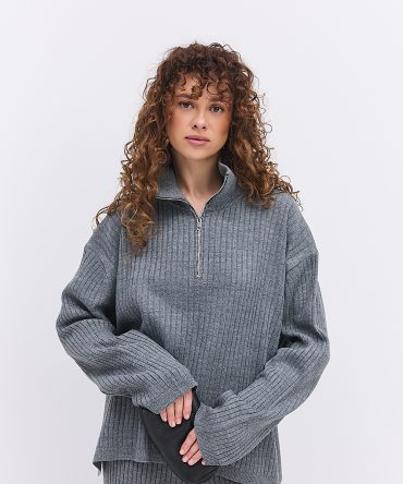 Жіночий в`язаний костюм сірий з кофтою на блискавці вгорі