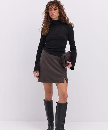 Жіночий лонгслів в рубчик чорний з коміром-стійкою