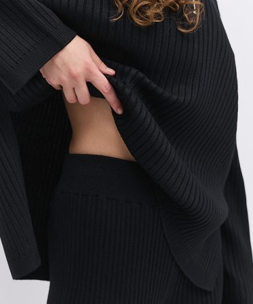 Жіночий в`язаний костюм чорний з кофтою на блискавці вгорі