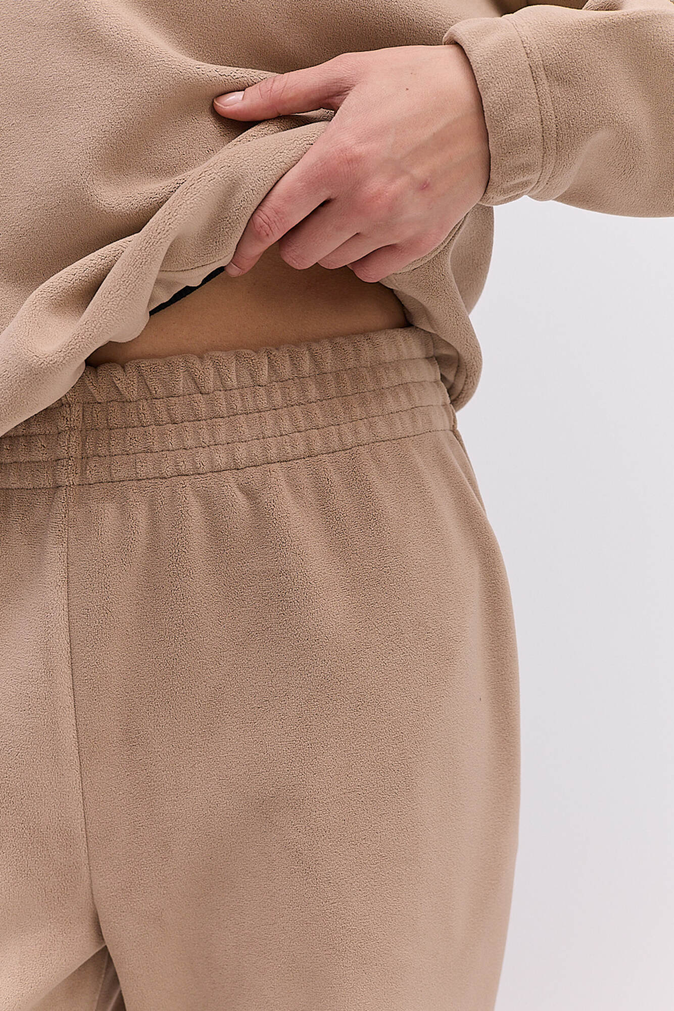 Жіночий флісовий костюм спортивний з худі і джогерами темно-бежевий