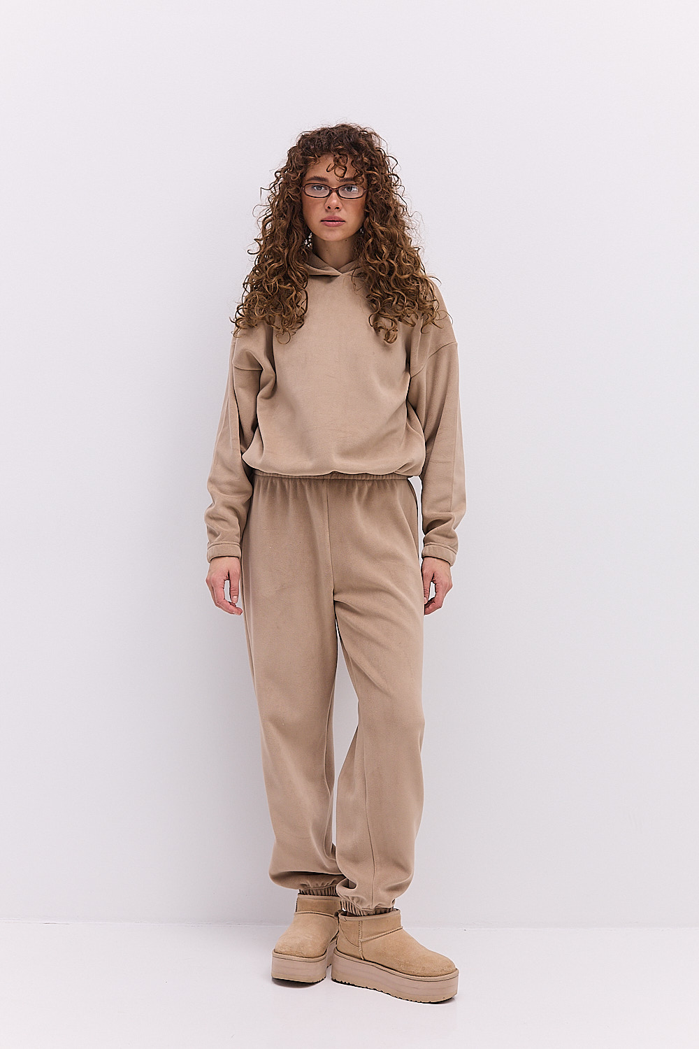 Жіночий флісовий костюм спортивний з худі і джогерами темно-бежевий