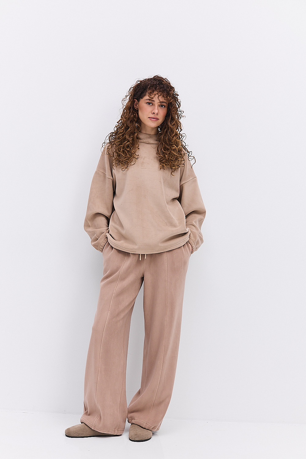 Теплі спортивні штани жіночі з флісу темно-бежевого кольору