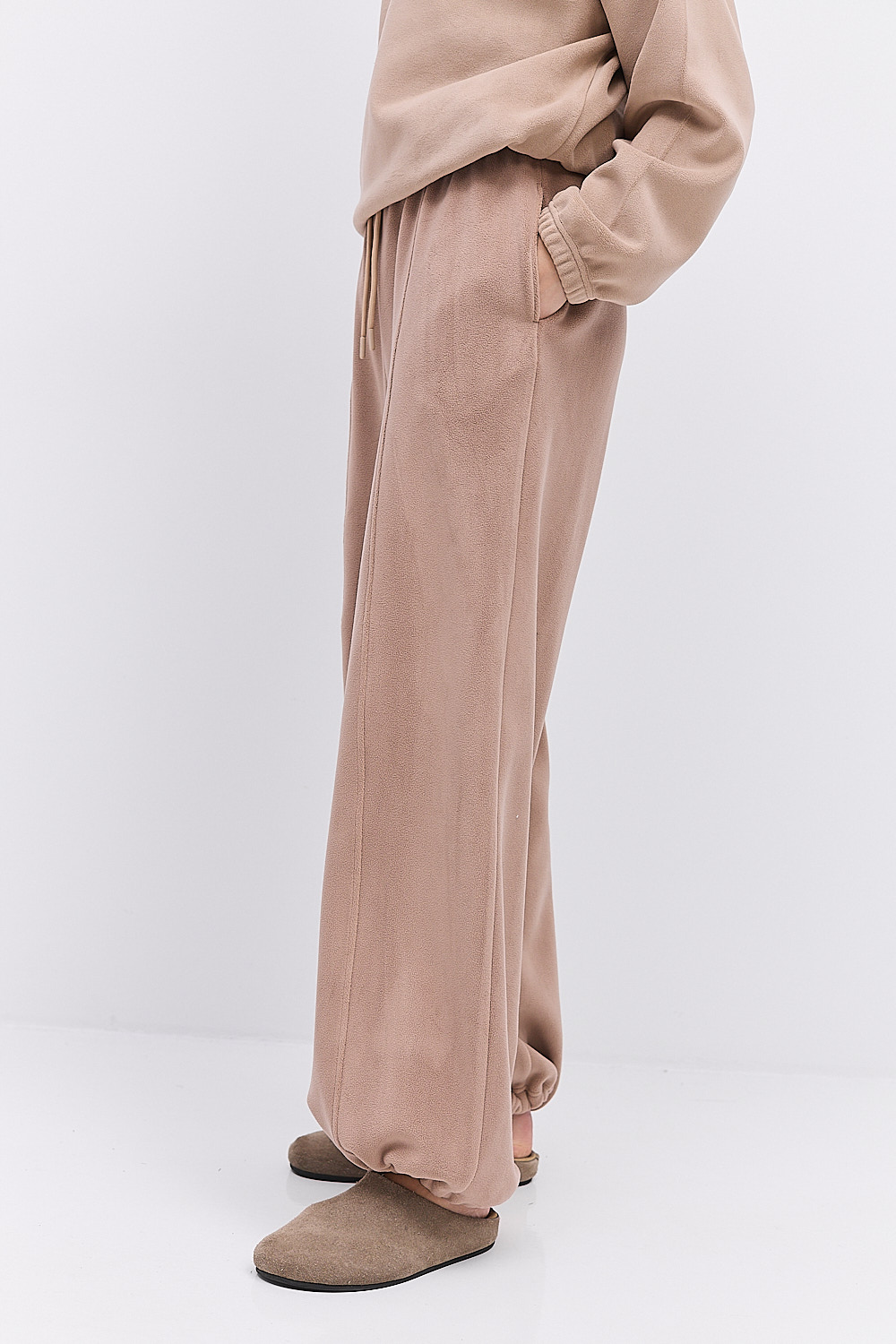 Теплі спортивні штани жіночі з флісу темно-бежевого кольору