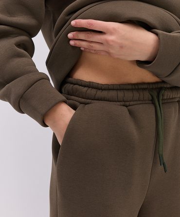 Жіночий спортивний костюм з утепленого трикотажу хакі з принтом Sporty & Reach