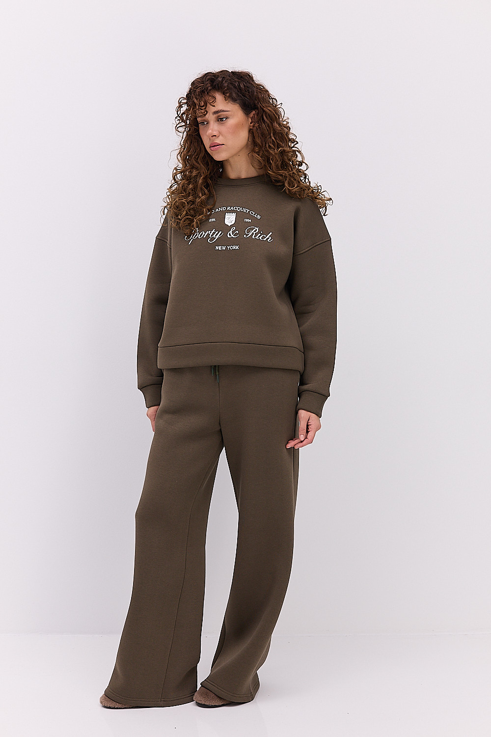 Жіночий спортивний костюм з утепленого трикотажу хакі з принтом Sporty & Reach
