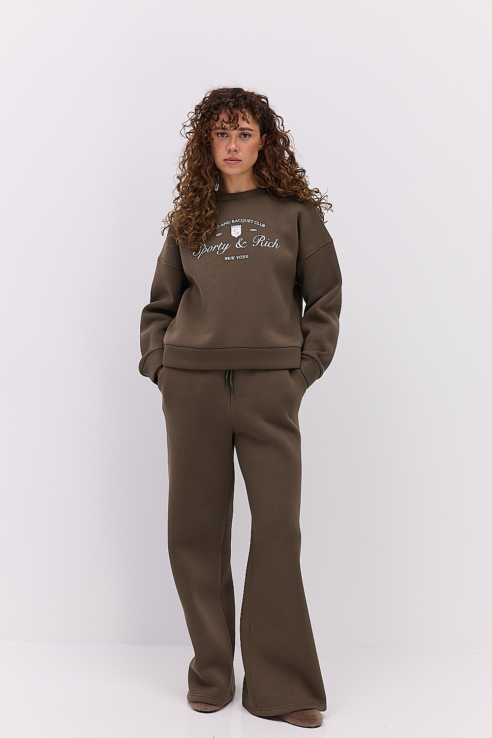 Жіночий спортивний костюм з утепленого трикотажу хакі з принтом Sporty & Reach