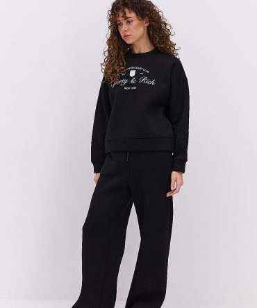 Жіночий спортивний костюм з утепленого трикотажу чорний з принтом Sporty & Reach