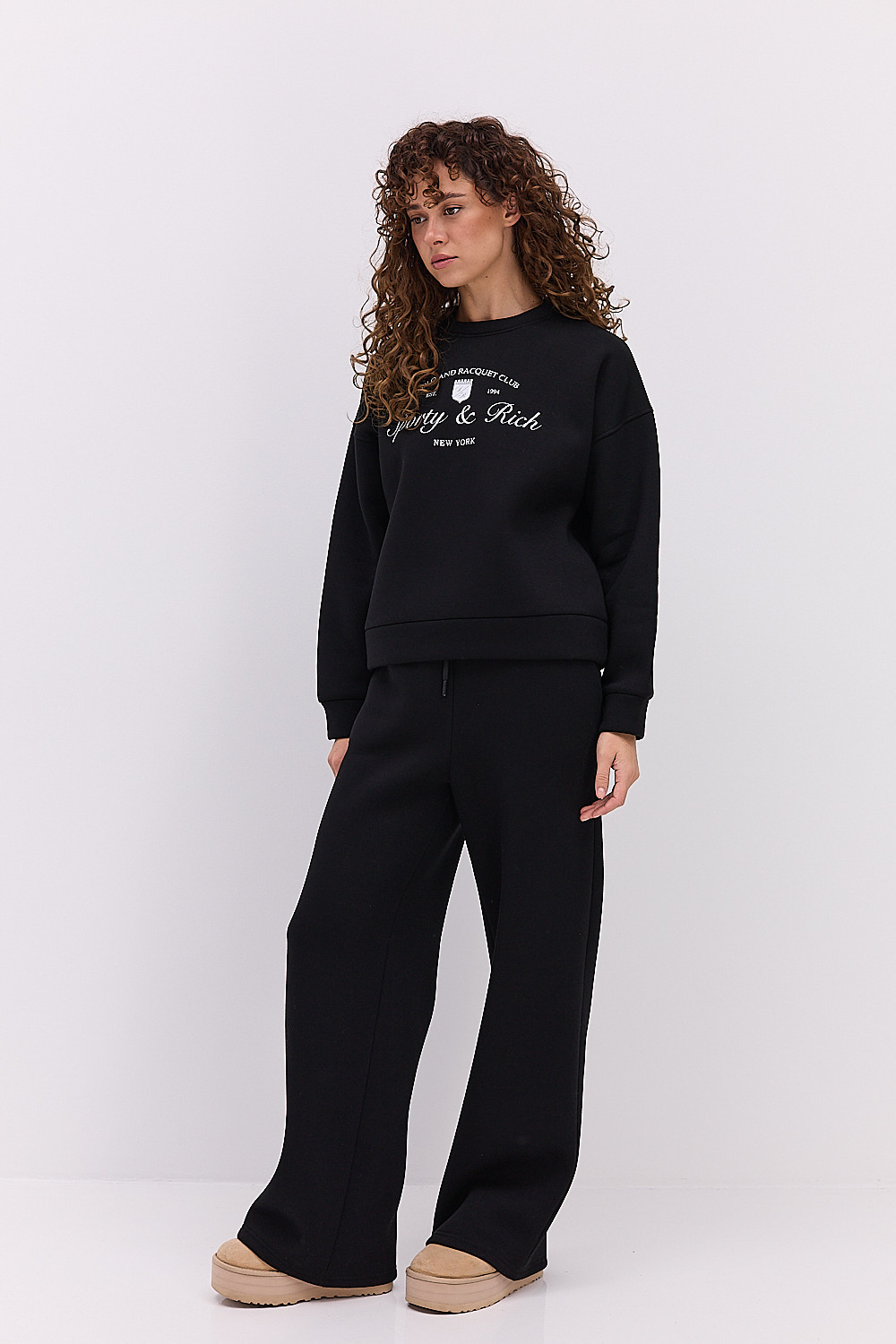 Жіночий спортивний костюм з утепленого трикотажу чорний з принтом Sporty & Reach