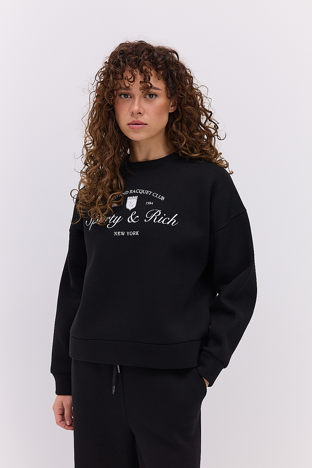 Жіночий спортивний костюм з утепленого трикотажу чорний з принтом Sporty & Reach
