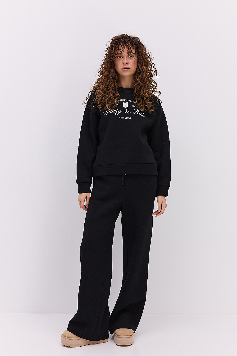 Жіночий спортивний костюм з утепленого трикотажу чорний з принтом Sporty & Reach