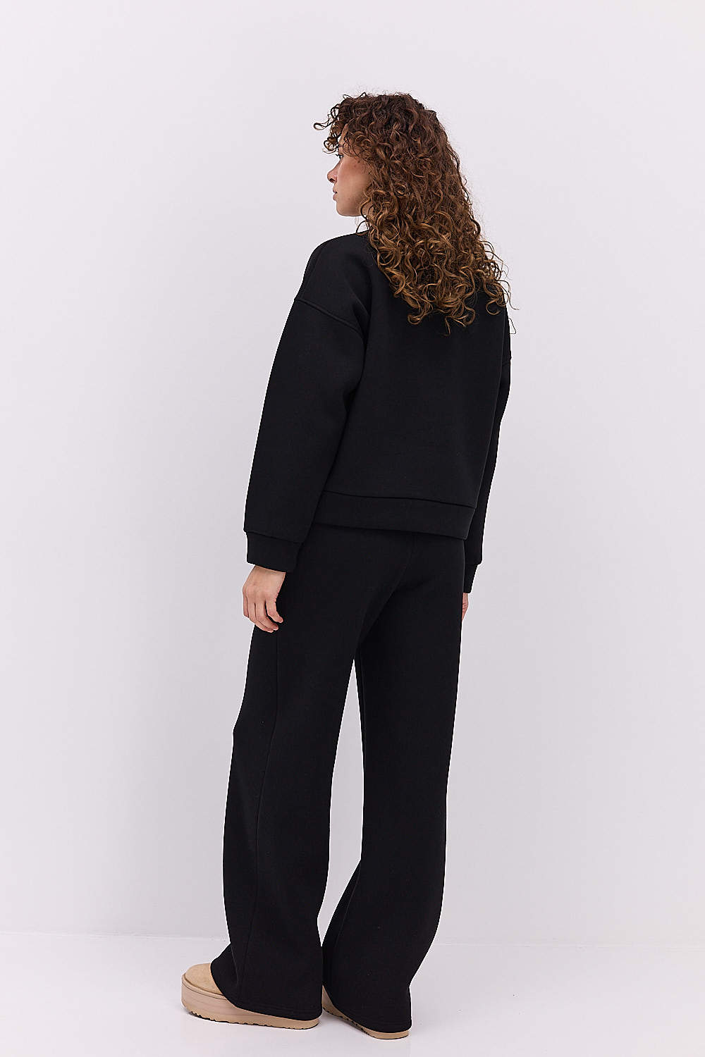 Жіночий спортивний костюм з утепленого трикотажу чорний з принтом Sporty & Reach