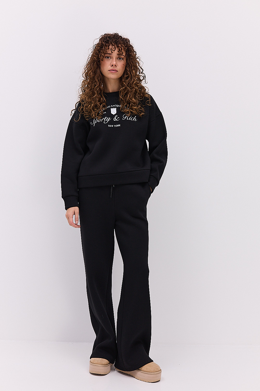 Жіночий спортивний костюм з утепленого трикотажу чорний з принтом Sporty & Reach