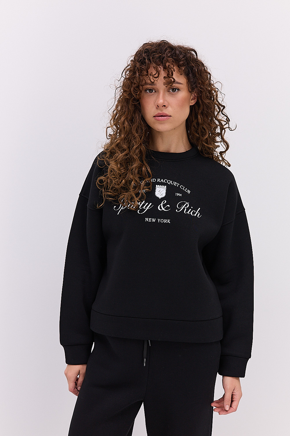 Жіночий спортивний костюм з утепленого трикотажу чорний з принтом Sporty & Reach