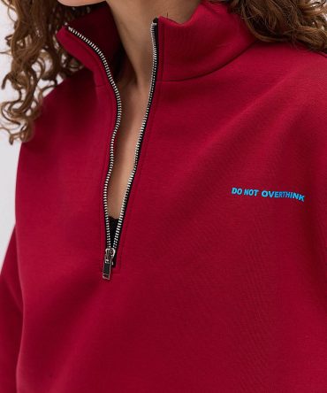 Жіночий утеплений з світшот з коміром на блискавці бордовий з принтом Do not overthink