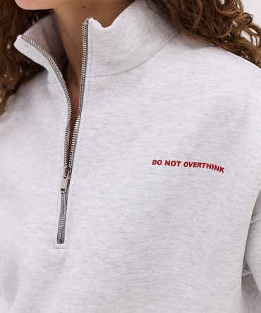 Жіночий утеплений з світшот з коміром на блискавці світло-сірий з принтом Do not overthink