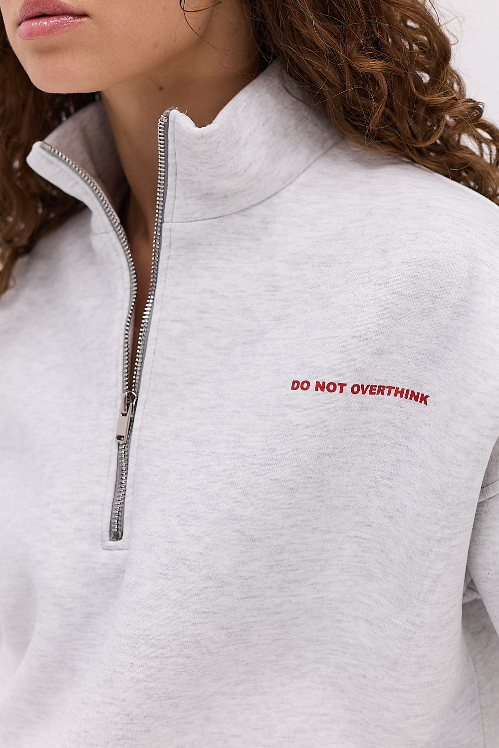 Жіночий утеплений з світшот з коміром на блискавці світло-сірий з принтом Do not overthink