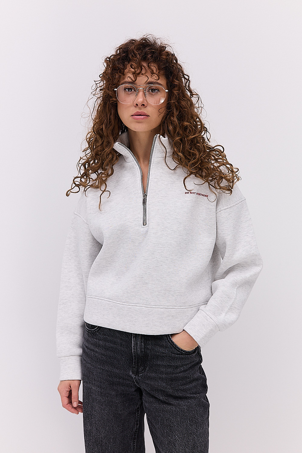 Жіночий утеплений з світшот з коміром на блискавці світло-сірий з принтом Do not overthink