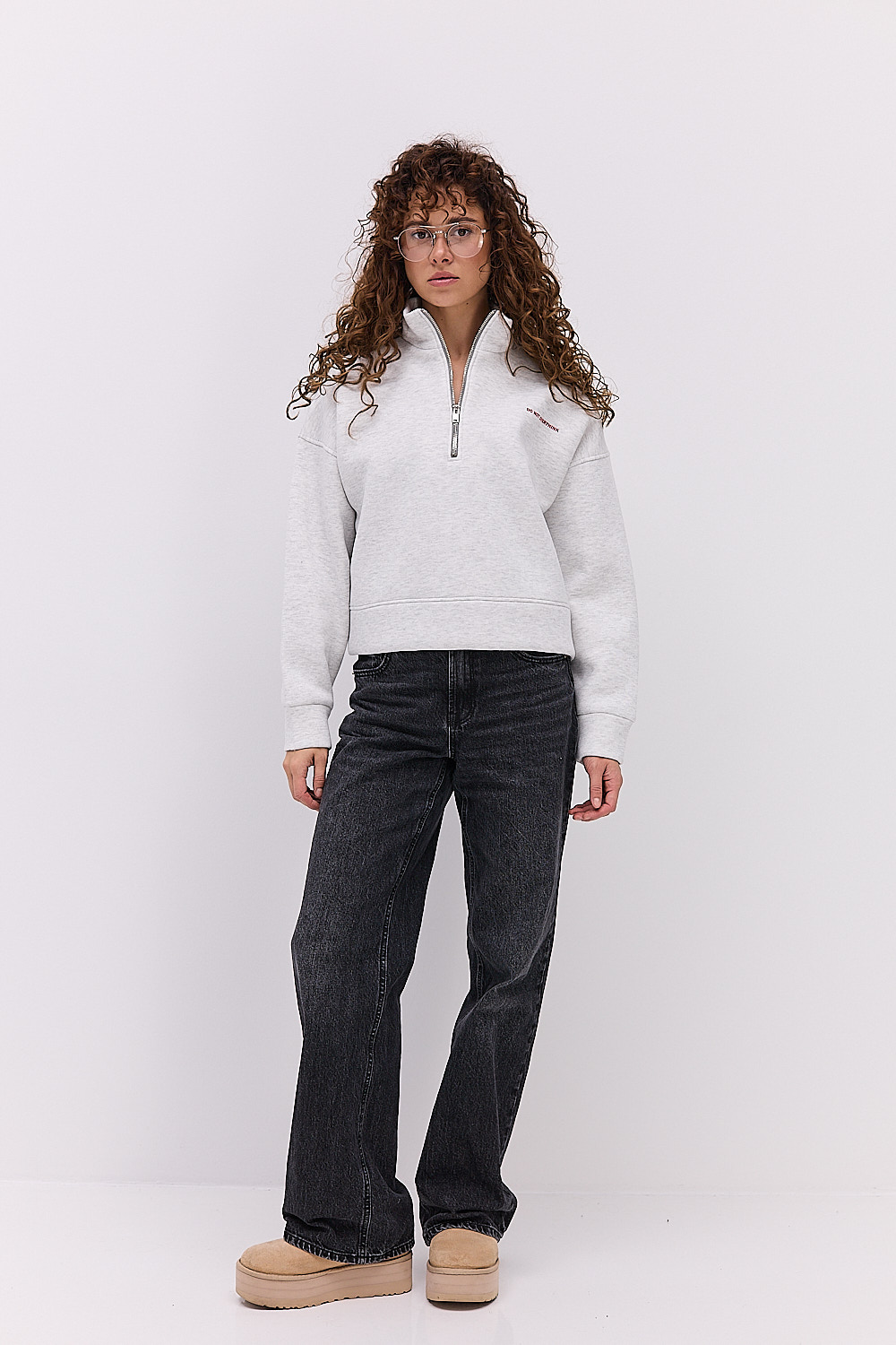 Жіночий утеплений з світшот з коміром на блискавці світло-сірий з принтом Do not overthink