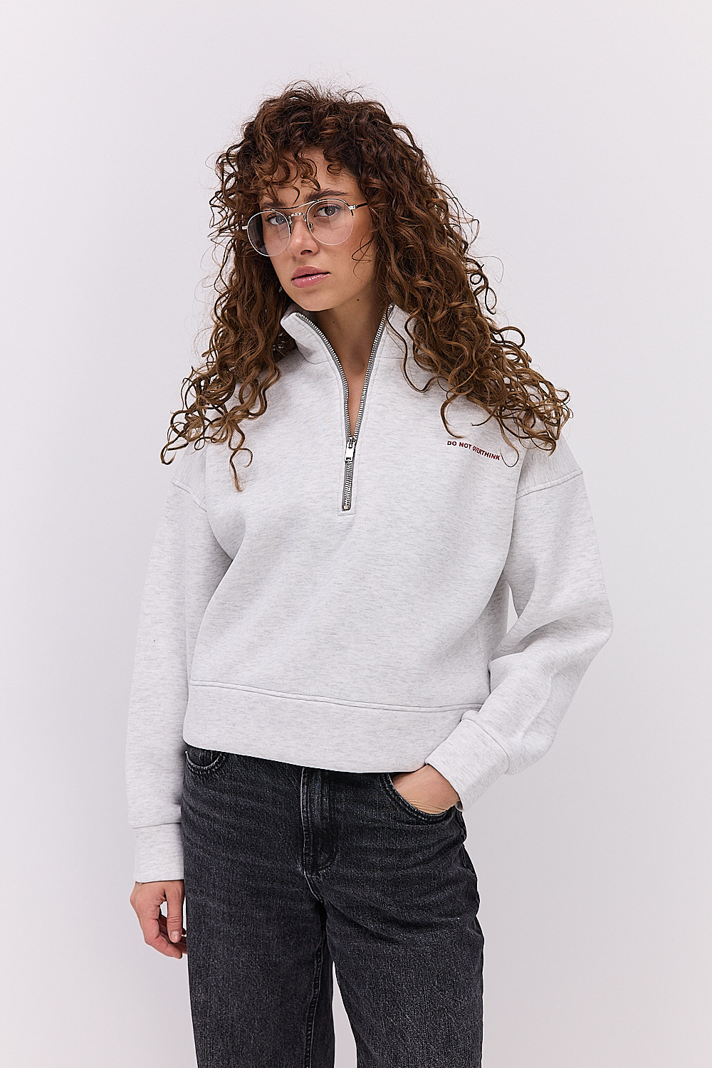 Жіночий утеплений з світшот з коміром на блискавці світло-сірий з принтом Do not overthink