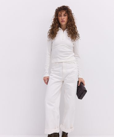 Жіноча водолазка молочна з коміром на блискавці