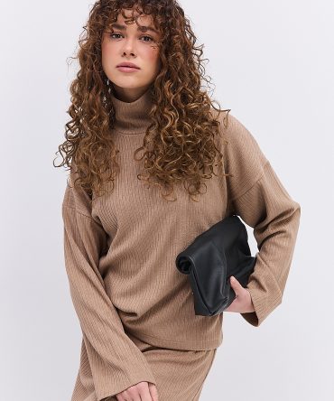 Жіночий трикотажний костюм з короткою спідницею коричневий