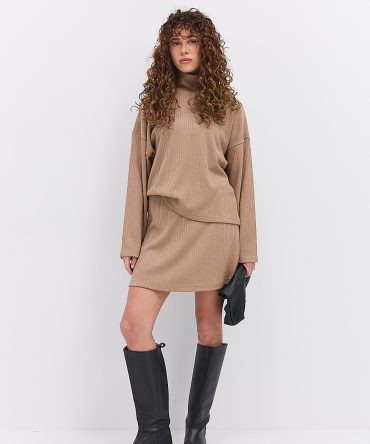 Жіночий трикотажний костюм з короткою спідницею коричневий