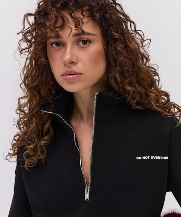 Жіночий утеплений з світшот з коміром на блискавці чорний з принтом Do not overthink