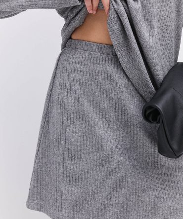 Жіночий трикотажний костюм з короткою спідницею сірий