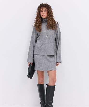 Жіночий трикотажний костюм з короткою спідницею сірий