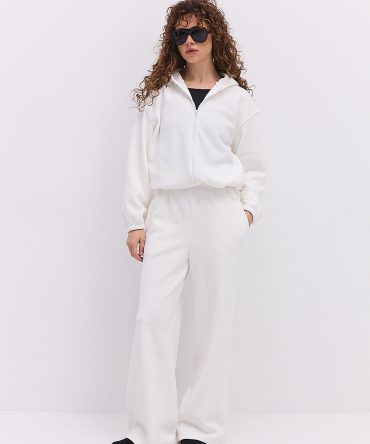 Жіночий спортивний костюм з флісу молочний з зіп-худі і прямими штанами