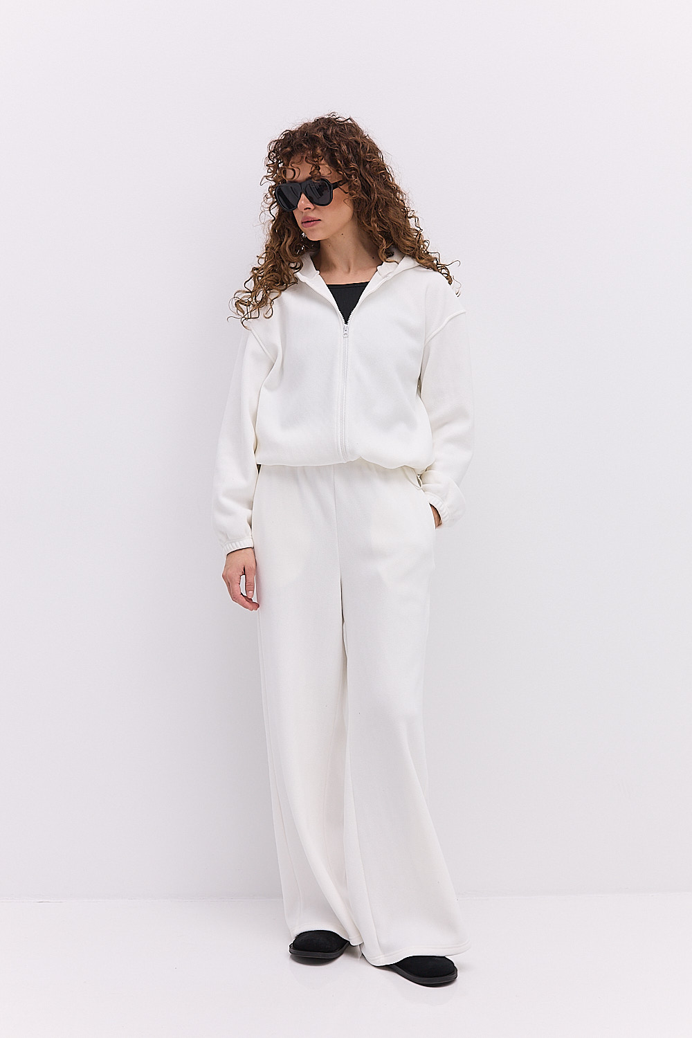 Жіночий спортивний костюм з флісу молочний з зіп-худі і прямими штанами